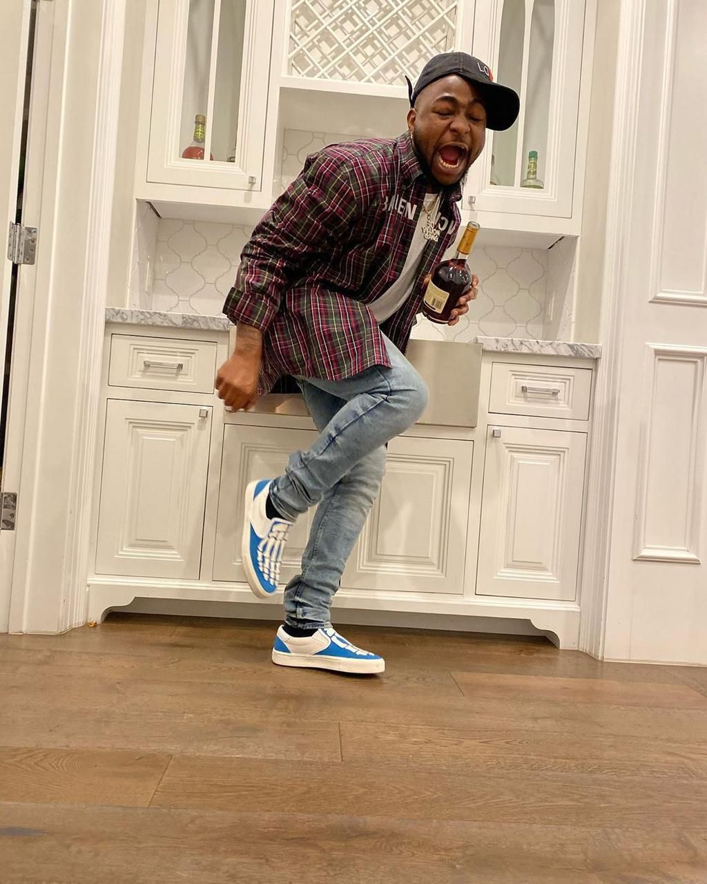One of the benefits of hanging around Davido is the freebies he shares and this time around his 30BG got an all-expense paid shopping spree. [DavidoOfficial]