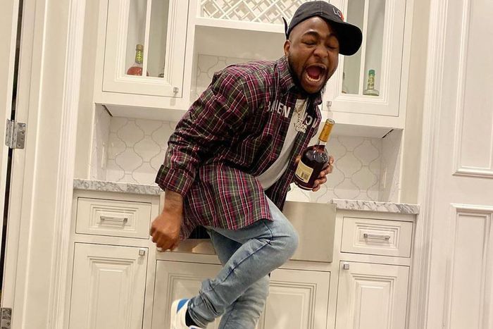 One of the benefits of hanging around Davido is the freebies he shares and this time around his 30BG got an all-expense paid shopping spree. [DavidoOfficial]