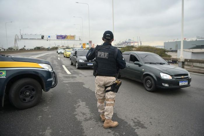 A police officer near an area where a gunman seized a bus and took 16 hostages in Rio de Janeiro, an ordeal that ended hours later when police shot and killed the hijacker