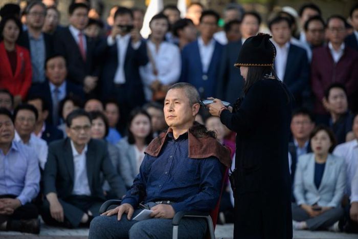 Main opposition Liberty Korea Party leader Hwang Kyo-ahn has his head shaved during a protest outside the presidential Blue House in Seoul