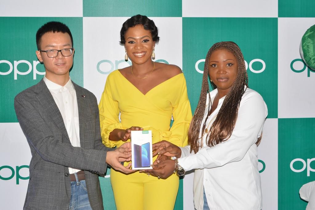 LEFT, Kris Cao, Marketing Director OPPO Nigeria and RIGHT, Nengi Akinola, Marketing Manager, OPPO Nigeria gifiting the OPPO F11 Pro to Jackye at the OPPO Head Office, Lagos