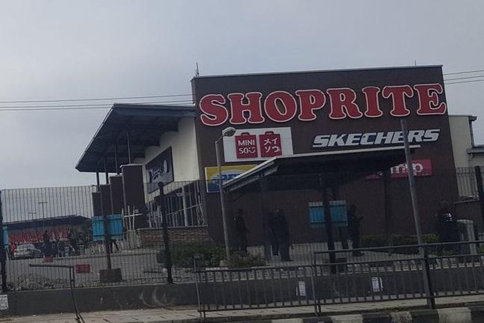 Police officers stand guard outside Shoprite, Jakande to deter protesters [Twitter@CallHimDammy]