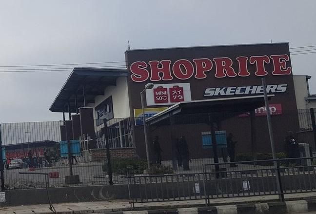 Police officers stand guard outside Shoprite, Jakande to deter protesters [Twitter@CallHimDammy]