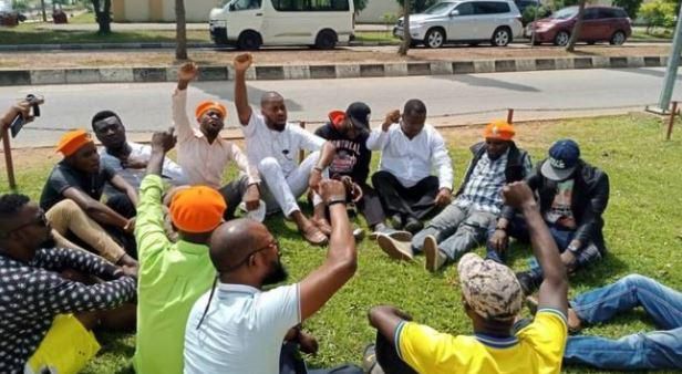 Sowore supporters protesting at the headquarters of the DSS on Saturday, after the security agency refused to release him. (TheCable)
