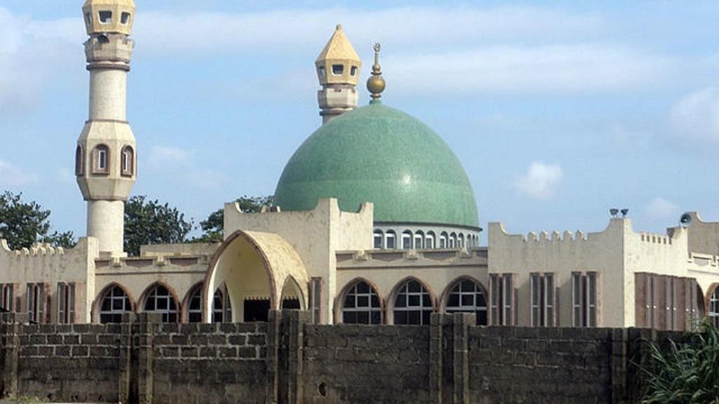 ___7947366___2018___2___7___8___640px-2009_mosque_Lagos_Nigeria_6349959461