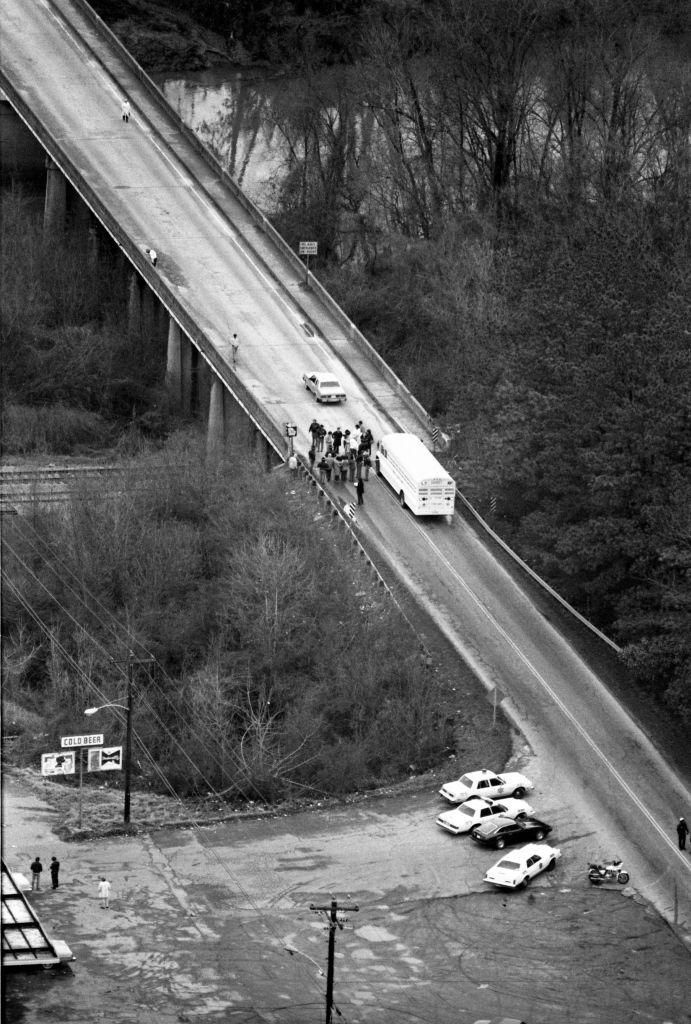 Jurors in Williams case inspect the Jackson Parkway Bridge. This is where Wayne Williams is said to have dumped victims into the Chattahoochee River.
