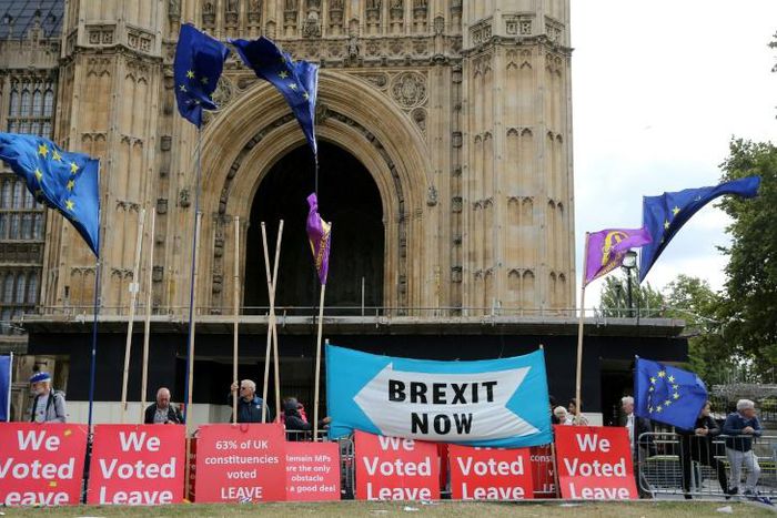 "The short time remaining and the political situation in the United Kingdom have increased the risk that the United Kingdom will withdraw" from the EU without an agreement, the European Commission says