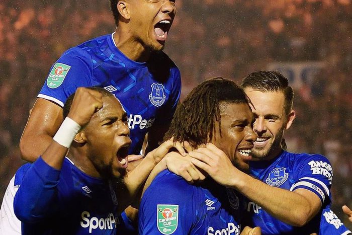 Alex Iwobi and Everton teammates