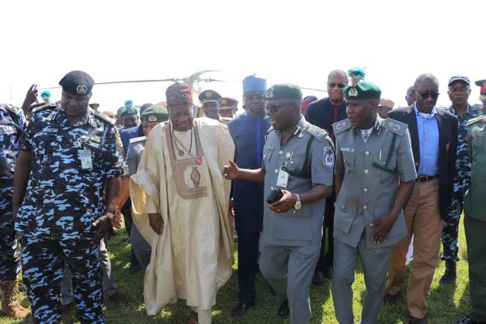 Minister of Information and Culture, Alhaji Lai Mohammed, (middle), with Customs officials at Seme Border on Monday when FG’s ministerial delegation inspects and assesses potency of border closure directive (NAN)