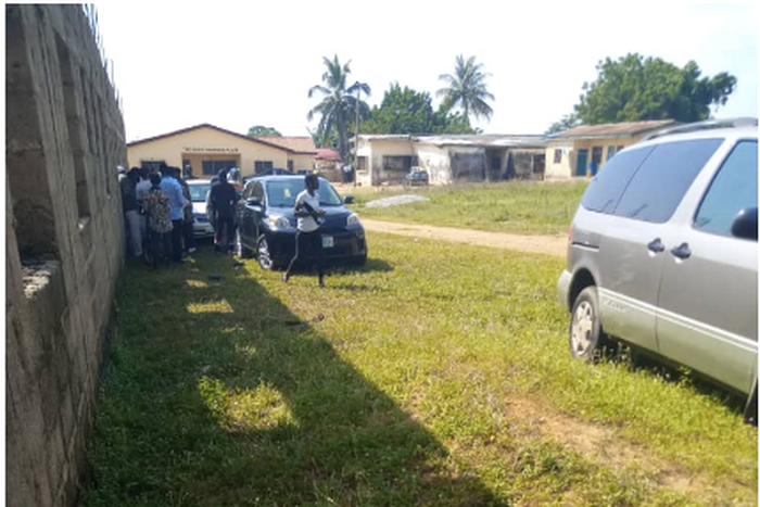 Voters on a queue to collect N2000 from a party agent after voting (Premium Times)