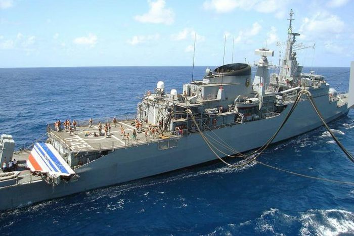 Handout picture released June 9, 2009 by the Brazilian Navy showing a huge part of the tailfin (L) of the Air France A330 aircraft that crashed June 1 during midflight over the Atlantic ocean, carried aboard Brazilian frigate Constituicao. The decision...