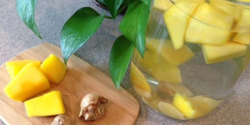 Mango and ginger water