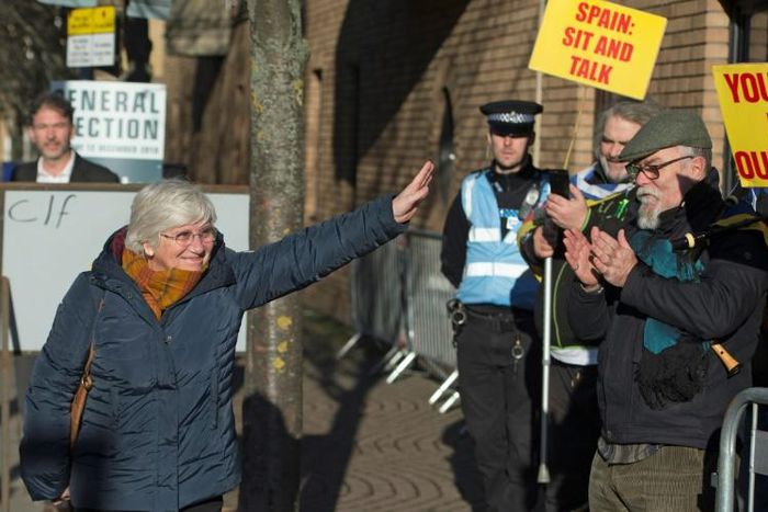 Demonstrators holding Catalan and Scottish independence flags greeted former Catalan education minister Clara Ponsati as she arrived to hand herself in at an Edinburgh police station