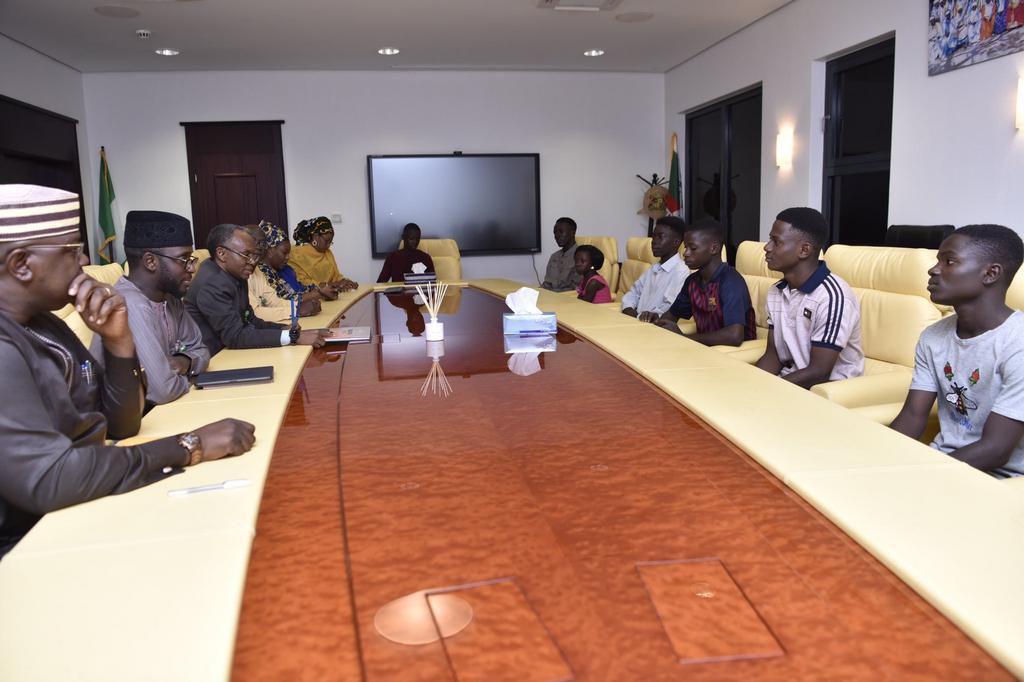 Kaduna state Governor, Nasiru El Rufai receives young Nigerian filmmakers who shot Sci-fi movie with a smartphone [Twitter/@GovKaduna]
