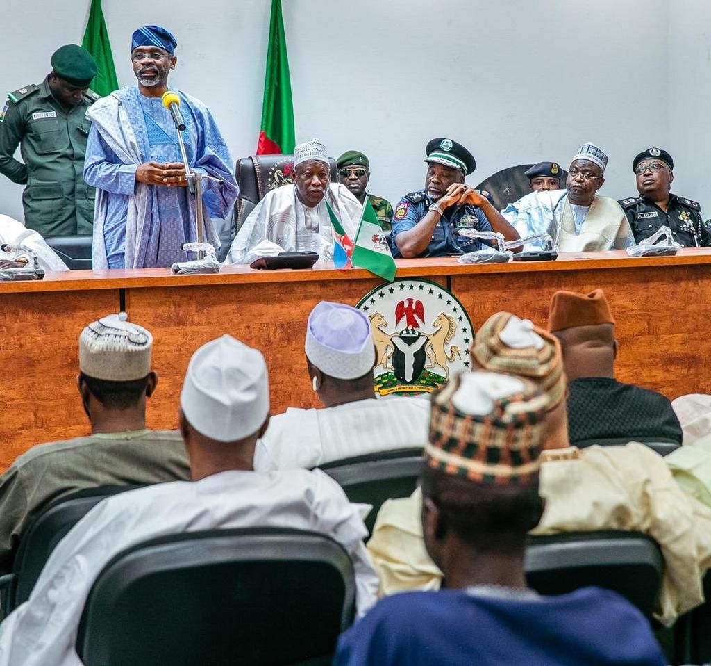 Governor. Abdullahi Ganduje receives leadership of the House of Representatives, led by the Speaker, Femi Gbajabiamila in Kano [Twitter/@femigbaja]