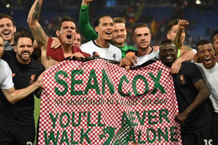 Liverpool players hold a tribute to fan Sean Cox