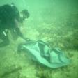 An association of amateur divers in Senegal is removing plastic rubblish from the seabed