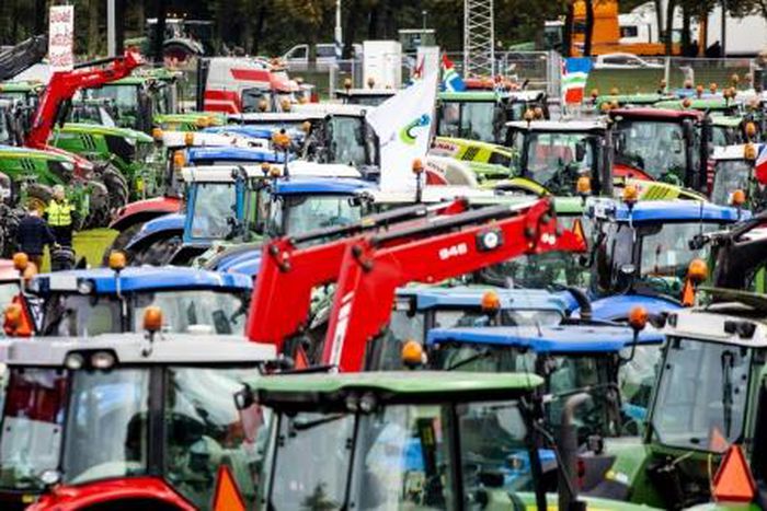 The tailbacks caused by the tractors were a total of 1,136 kilometres (705 miles) long
