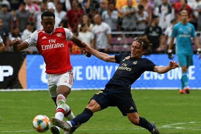 Arsenal midfielder Joe Willock has signed a new contract