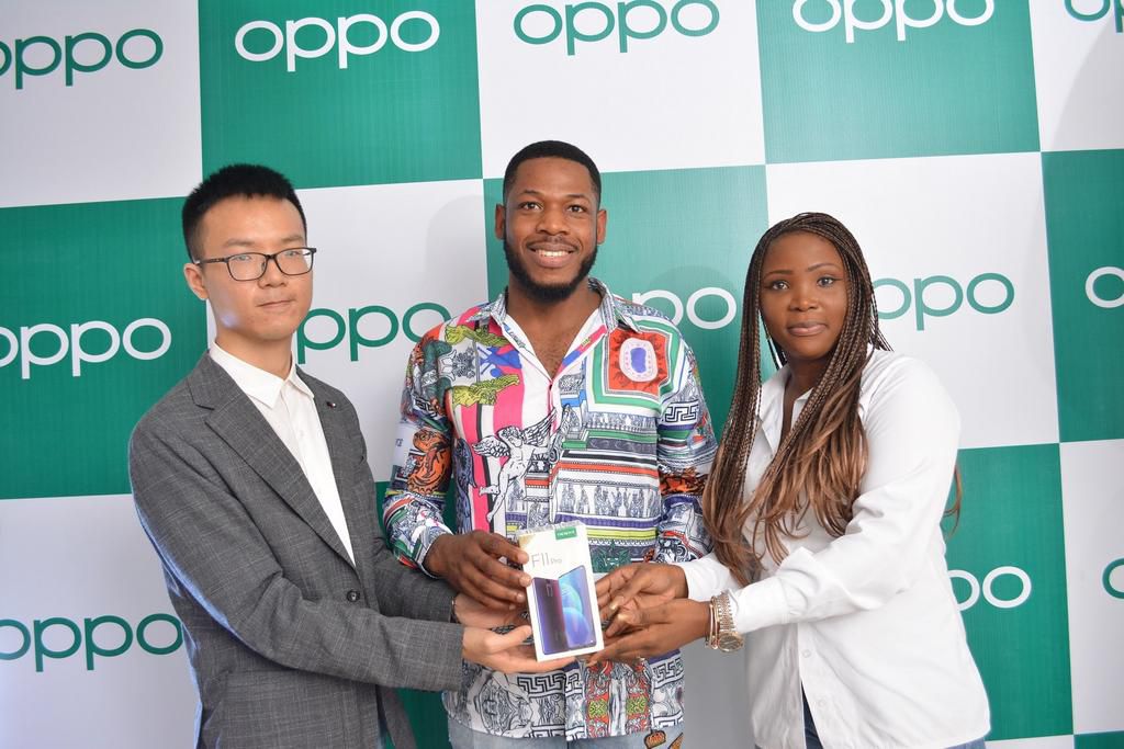 LEFT, Kris Cao, Marketing Director OPPO Nigeria and RIGHT, Nengi Akinola, Marketing Manager, OPPO Nigeria gifiting the OPPO F11 Pro to Frodd at the OPPO Head Office, Lagos