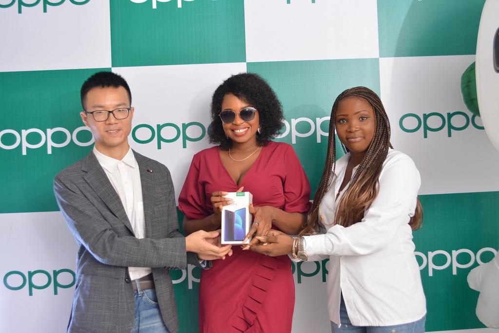 LEFT, Kris Cao, Marketing Director OPPO Nigeria and RIGHT, Nengi Akinola, Marketing Manager, OPPO Nigeria gifiting the OPPO F11 Pro to Cindy at the OPPO Head Office, Lagos