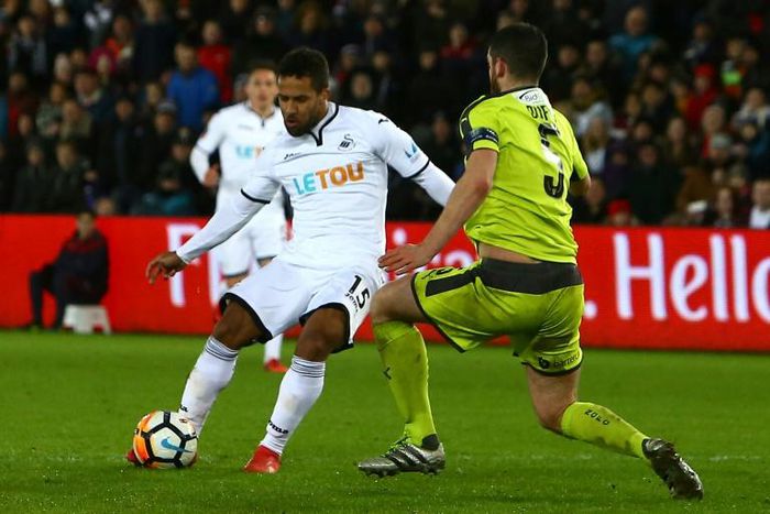 Wayne Routledge's goal a minute from time gave Swansea a 1-0 win over Leeds in their top-of-the-table Championship clash