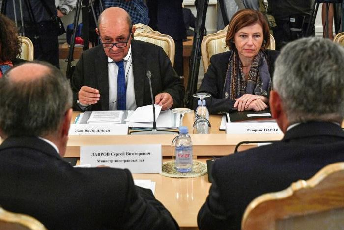 French Foreign Minister Jean-Yves Le Drian (L) and Defence Minister Florence Parly held the first meeting in the so-called "2+2" format suspended after Russia seized Crimea from Ukraine in 2014