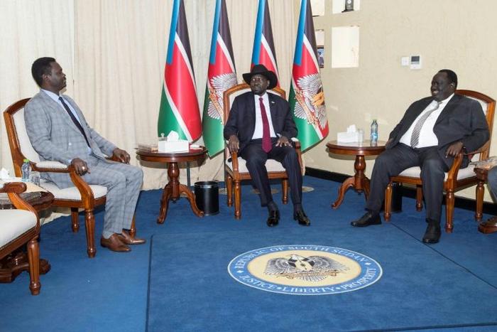 SSudan's president will meet with rebel leader Riek Machar; in file image Leader of the Sudan Liberation Moment/Army (SLM/A) in Darfur Minni Arko Minnawi (L) sits next to South Sudan's President Salva Kiir (C) and South Sudan security presidential advi...