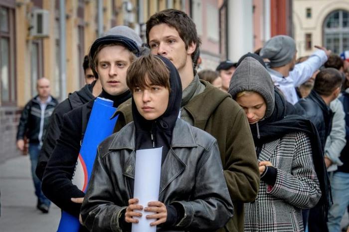 Scores of people including popular actors staged one-man pickets outside the offices of President Vladimir Putin's administration in Moscow on Wednesday