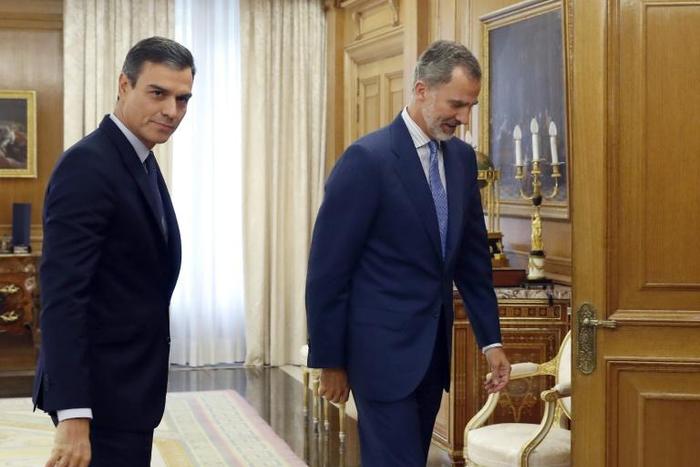 Spanish acting Prime Minister Pedro Sanchez (L) met with King Felipe VI of Spain (R) who concluded there was no candidate with enough support to form a government