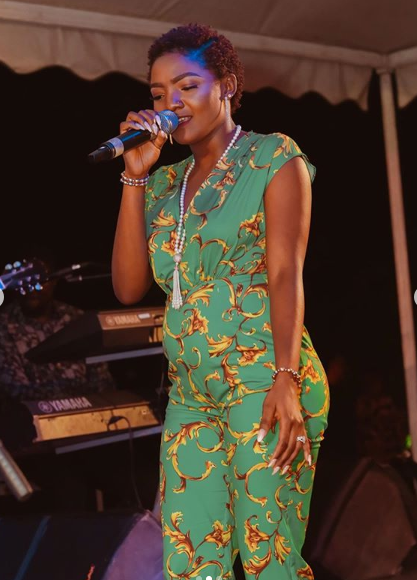 Simi is pregnant and she can't hide it no more. [Instagram/simplysimi]