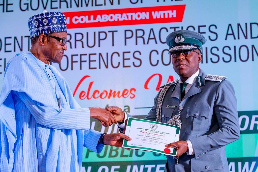 President Muhammadu Buhari honours Bashir Abubakar, an Assistant Comptroller-General of Customs, who rejected a bribe of $412,000 per container offered him by drug traffickers seeking to bring 40 containers of Tramadol into Nigeria. [Twitter/@BashirAhm...