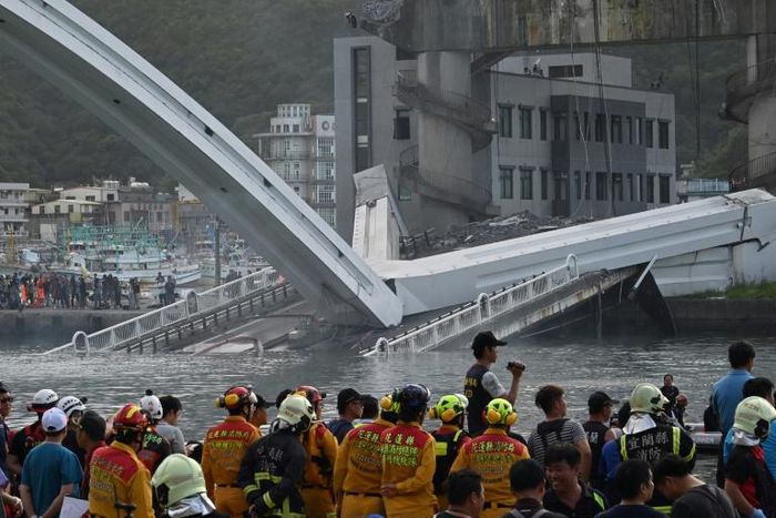 The bridge collapsed in the northeastern town of Nanfangao