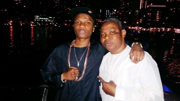 A visibly excited Sunday Are could not hide his joy as he collected the wristwatch which cost a fortune. Wizkid can be heard in the background of the video, singing the praises of his manager. [TheWill]