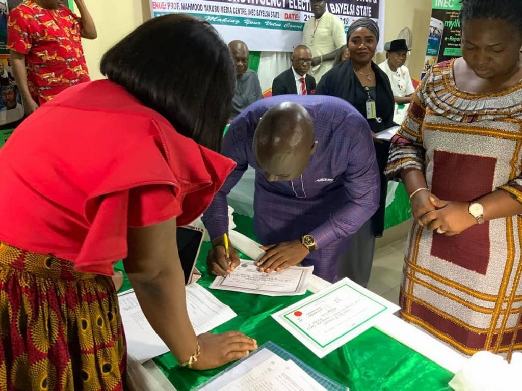 Bayelsa Deputy governor-elect, Degi Arameyo, appending his signature on his Certificate of Return issued to him by the Independent National Electoral Commission (INEC). [Twitter/@inecnigeria]