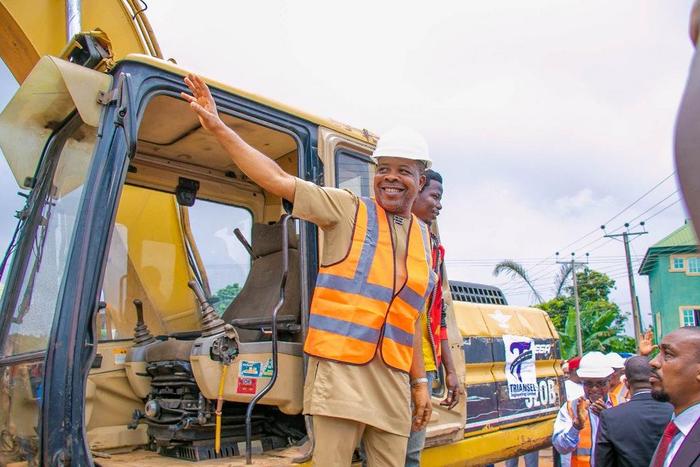 Gov. Emeka Ihedioha launches construction of 81-km urban roads in Imo  [Twitter/@EmekaIhedioha]
