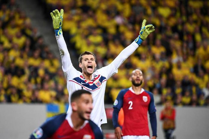 Herth Berlin's veteran goalkeeper Rune Jarstein was shown the third red card of his career in the defeat to Augsburg