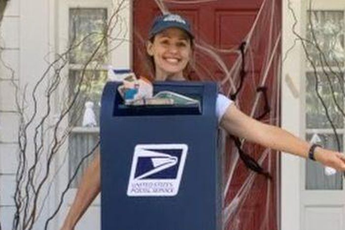 Jennifer Garner Dresses As Mailbox For Halloween