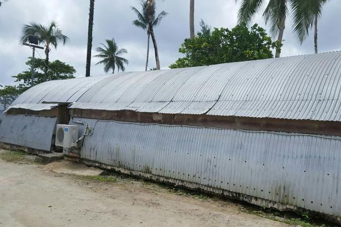 Papua New Guinea has cancelled a contract with an Australian-backed firm running refugee camps on Manus island