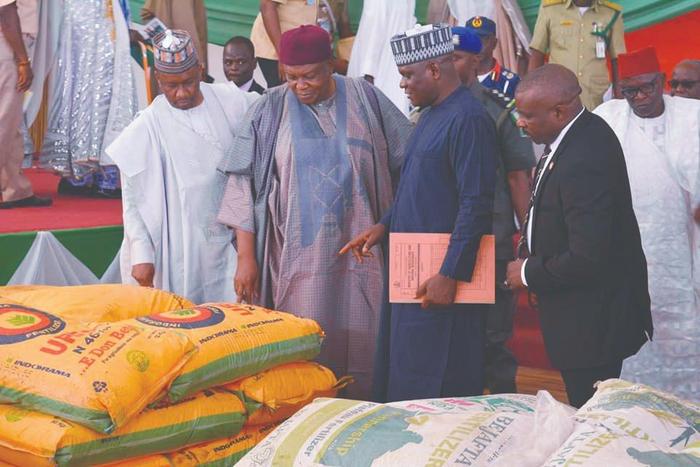 Governor Darius Ishaku provides succour to flood victims in Taraba. [Twitter/@dariusdishaku]