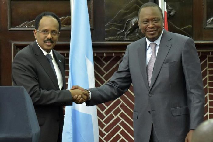 The agreement followed a meeting between President Uhuru Kenyatta (R) and his Somali counterpart, Mohamed Abdullahi Mohamed (L)