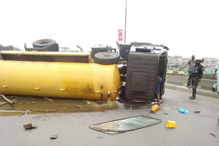 The septic tank truck fell on Monday, August 26, 2019 [Twitter@TunjiDisu1]