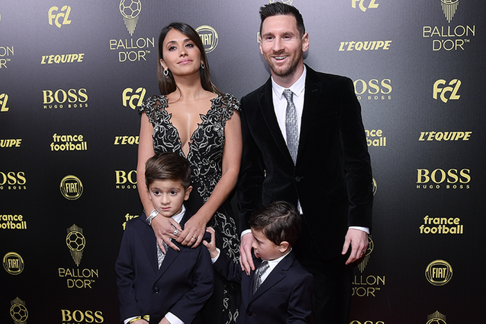 Lionel Messi with his wife and sons (France Football)