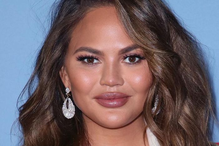 Chrissy Teigen Joked About AirPods, Twitter Reacts