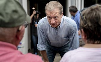 In Iowa, a Populist With a $100 Million Budget