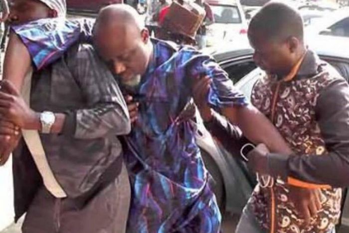 Dino Melaye being assisted into the courtroom by his aides. (KayodeOgundamisi/Twiitter)