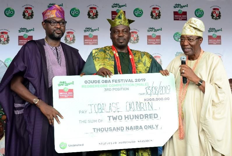 Otunba Gbenga Daniel, former Governor of Ogun State and Globacom Representative, Mr. Folu Aderibigbe presenting the 3rd prize to members of "Egbe Tobalase Okunrin" adjudged as 3rd in the Regberegbe Competition (Male) at the 2019 Ojude Oba Festival spon...