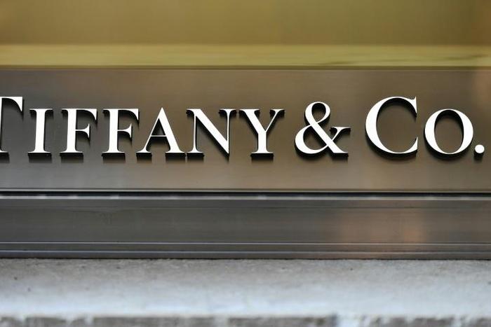 Tiffany & Co have removed a tweet showing a woman covering one eye after Chinese consumers accused the jeweller of supporting the Hong Kong democracy movement