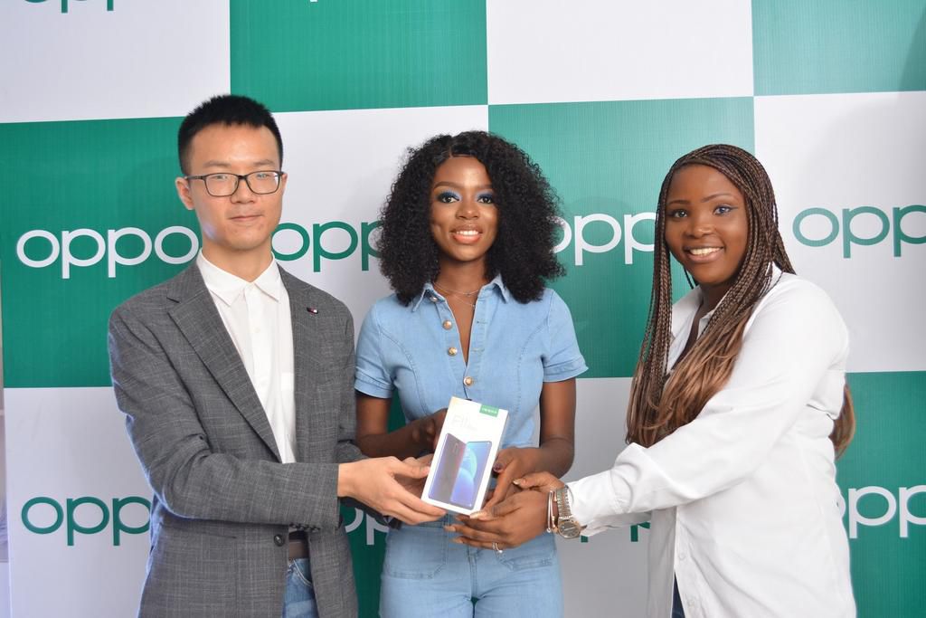 LEFT, Kris Cao, Marketing Director OPPO Nigeria and RIGHT, Nengi Akinola, Marketing Manager, OPPO Nigeria gifiting the OPPO F11 Pro to Diane at the OPPO Head Office, Lagos