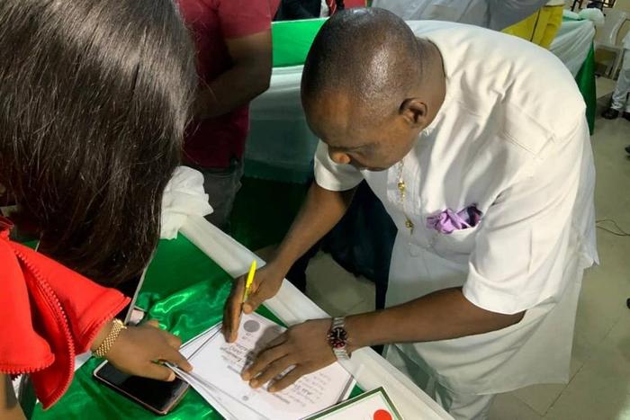 Bayelsa governor-elect, David Lyon, appending his signature on his Certificate of Return issued to him by the Independent National Electoral Commission (INEC). [Twitter/@inecnigeria]